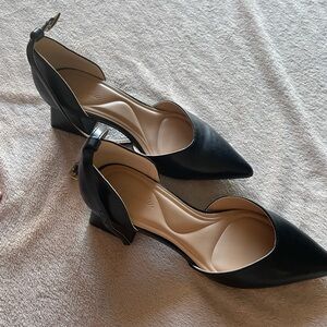 Black pointed pumps with 2.5’ heel